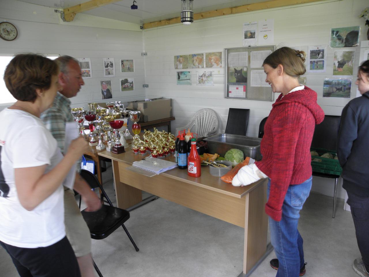 Le ketchup, les sauces, la salade ne font pas partie des lots!